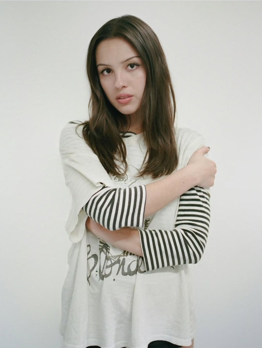 statsrodrigos's tweet photo. Olivia Rodrigo’s “stupid song” has spent 3 consecutive weeks at #2 on the UK Singles Chart.

— Interscope and Geffen Records refuse to push the song. https://t.co/vrQEq6vKtL