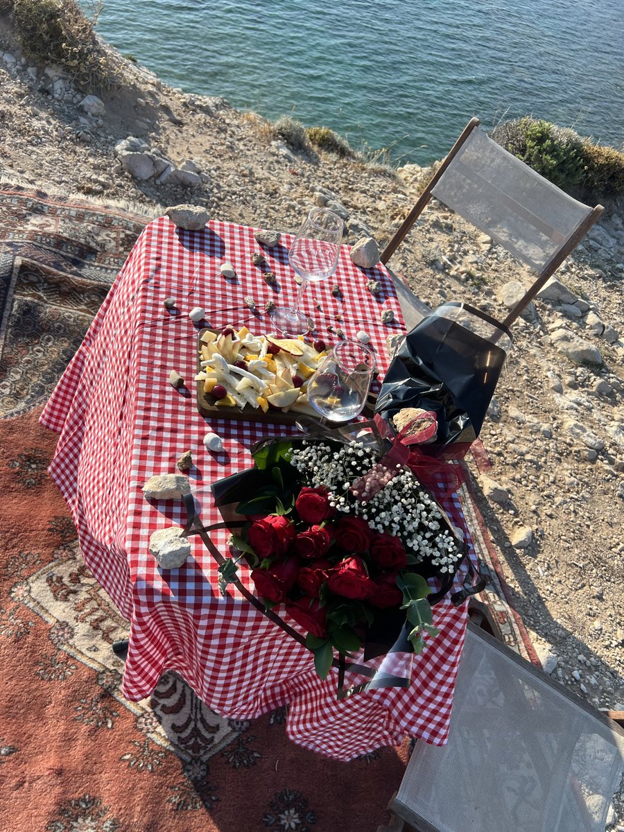 ilkaycampazzo's tweet photo. arkadaş evlenme teklifi edecek masayı hazırladık görevimizi yaptık artık gidebiliriz gerisi onda https://t.co/RL5YyZdyBb