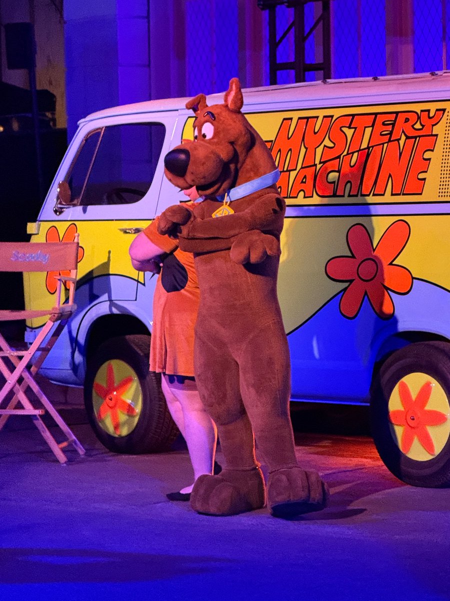 CadenceWildcat's tweet photo. Such a good Scooby Doo suit at Universal Studios🥹🩵 https://t.co/RRWyFqST1G