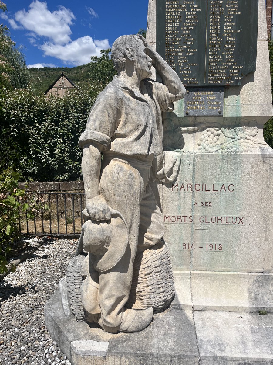 Offenstadt's tweet photo. Un des monuments de la Grande Guerre que j’ai toujours trouvé très prenant : le père paysan dans son deuil et sa souffrance, loin des poilus glorieux de beaucoup https://t.co/vn5XHLSEs8