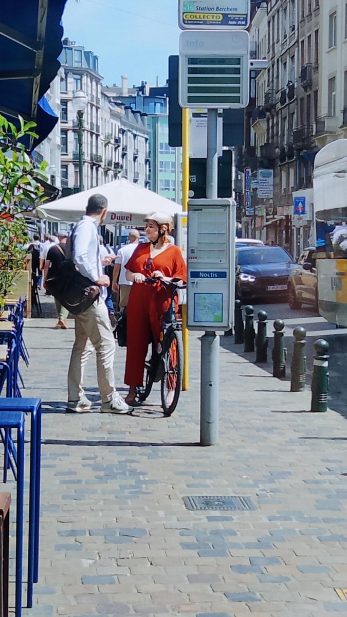 Obs_des_verts's tweet photo. Spotted | Nous rappelons à nos fidèles abonnés que rouler à vélo sur le trottoir est interdit, même si vous y voyez la Ministre de la Mobilité @elkevdbrandt s’y arrêter pour faire la conversation. 

L’exemple vient d’en haut, l’Observatoire voit tout ! https://t.co/1cAlWFdqtx