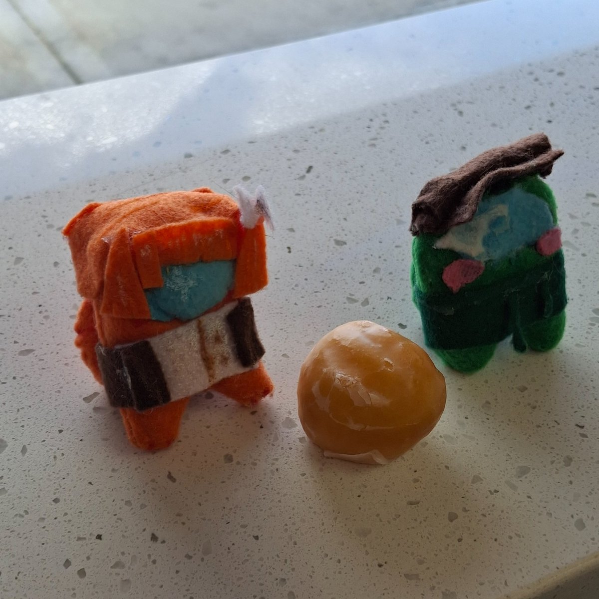 aszuus's tweet photo. so small only need one donut hole https://t.co/uvz9ljqOkF