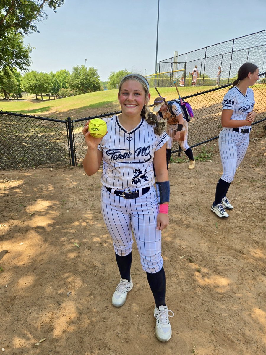 TNCYatesBenton's tweet photo. Day 2 | East Coast Explosion
We opened day 2 with an 11-6 W over CE Bullard/Drotar and a 15-5 W over LLG Shoope

Bomb Squad:
💥 @TrinityTrexler (28)
💥 @LydiaBenton29 (29) – 3R HR

The girls battled another day and will be back tomorrow morning at 10:30 finishing up pool play! https://t.co/oUi4tEaH16