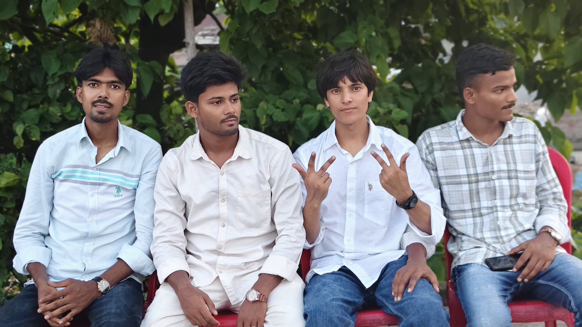 ghuffu_07dz's tweet photo. Special moment with special guys...😊♥️🫂
#friendsforlife #bhaichara 🫂♥️ https://t.co/a0JS5nADRt