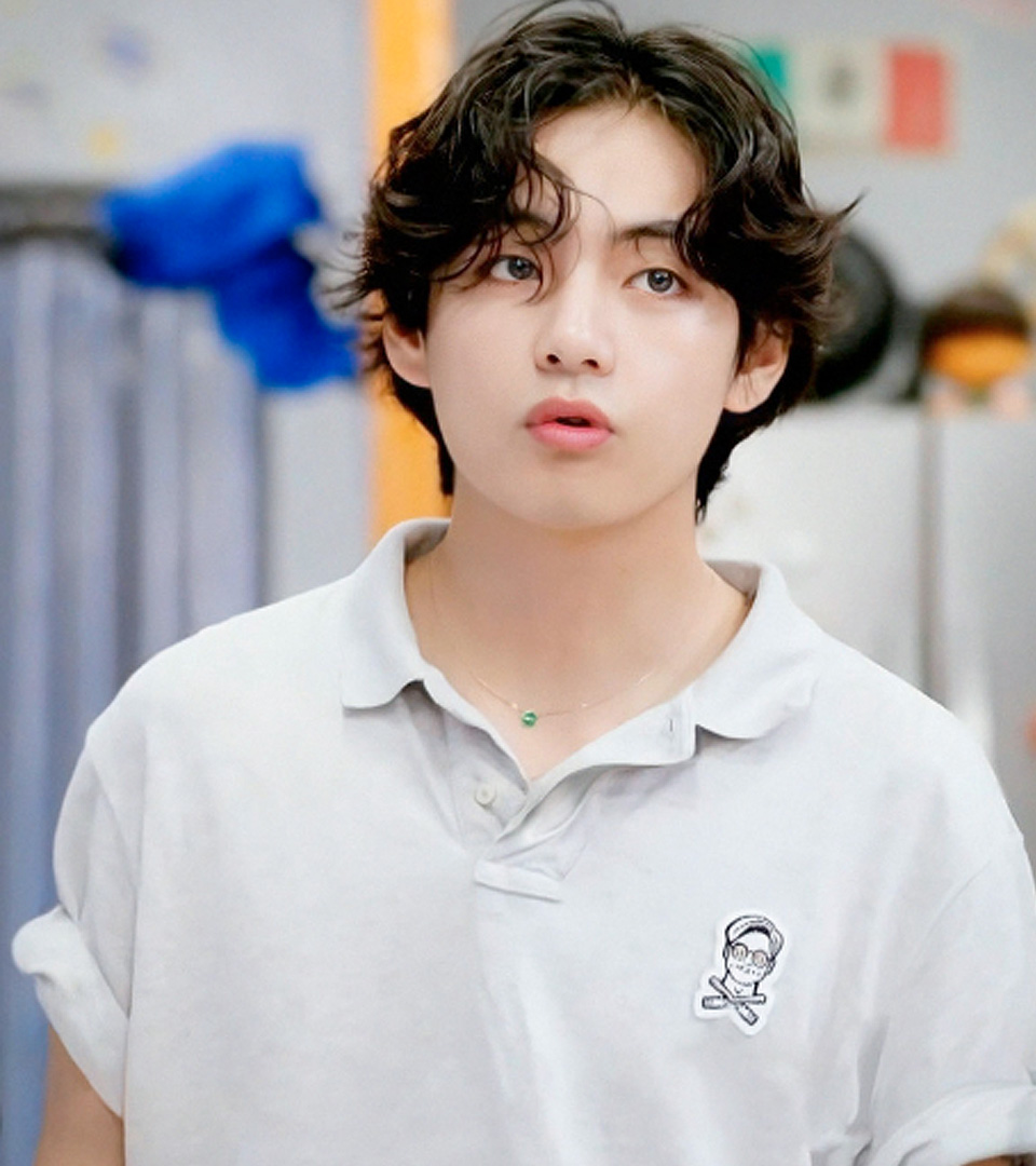PrimeVideoLat's tweet photo. Amar a #TaeTae con cualquier peinado, es mi pasión 💘

#KimTaehyung #V #BTS #JinnysKitchen 💜 https://t.co/CPXKjQ3Ofr