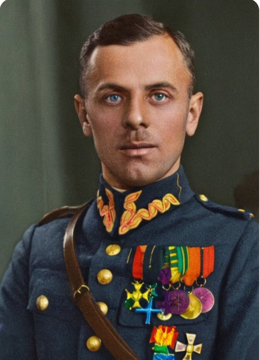 Cogito1918's tweet photo. Sowieccy sadyści rzucają się na
wycieńczonego generała.
Wpychają mu głęboko do tchawicy
gumowy wąż.
Tłoczą w niego gorącą kaszę,
zalewając płuca.
Potworny, dławiący skurcz.
Rozpaczliwa walka o każdy haust
powietrza.
Serce nie wytrzymuje i pęka.
Bohater kona uduszony.

Bohater Legionów Polskich
i wojny z bolszewią.
Zbiegł z niewoli niemieckiej.
Doskonały dywersant.
Świetny konspirator i dowódca.
Żołnierz Września 1939.
Dowódca Okręgu Lubelskiego AK.
Aresztowany przez Sowietów.
Więziony w obozie NKWD.

4 VII 1947 został
UDUSZONY PRZEZ SOWIECKICH
ZBRODNIARZY

GEN. BRYG.
KAZIMIERZ TUMIDAJSKI.

Wieczna cześć Mu i chwała!