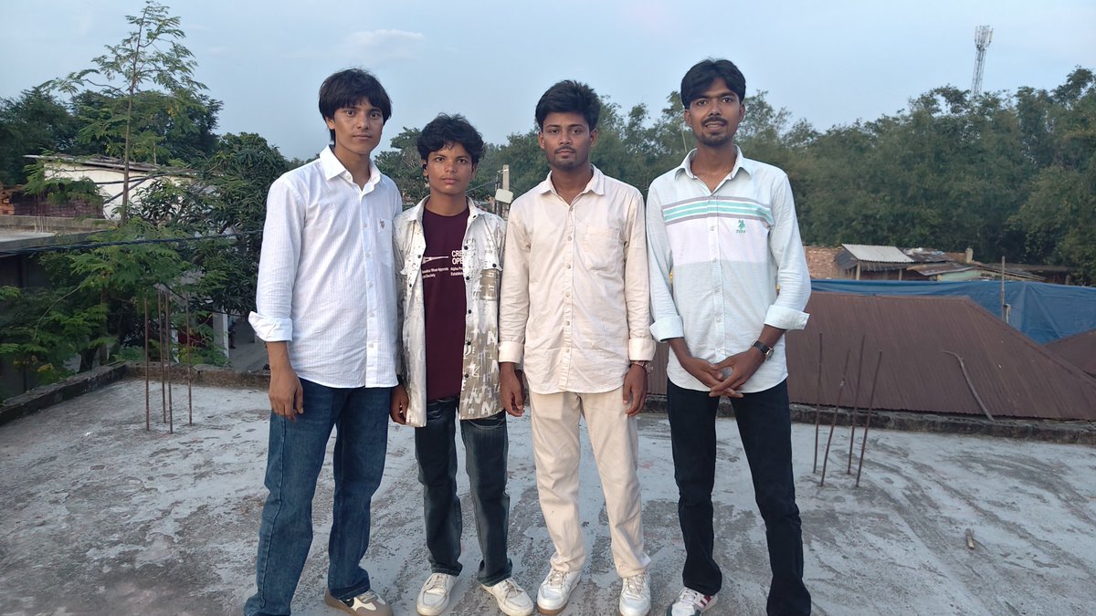 ghuffu_07dz's tweet photo. Special moment with special guys...😊♥️🫂
#friendsforlife #bhaichara 🫂♥️ https://t.co/a0JS5nADRt