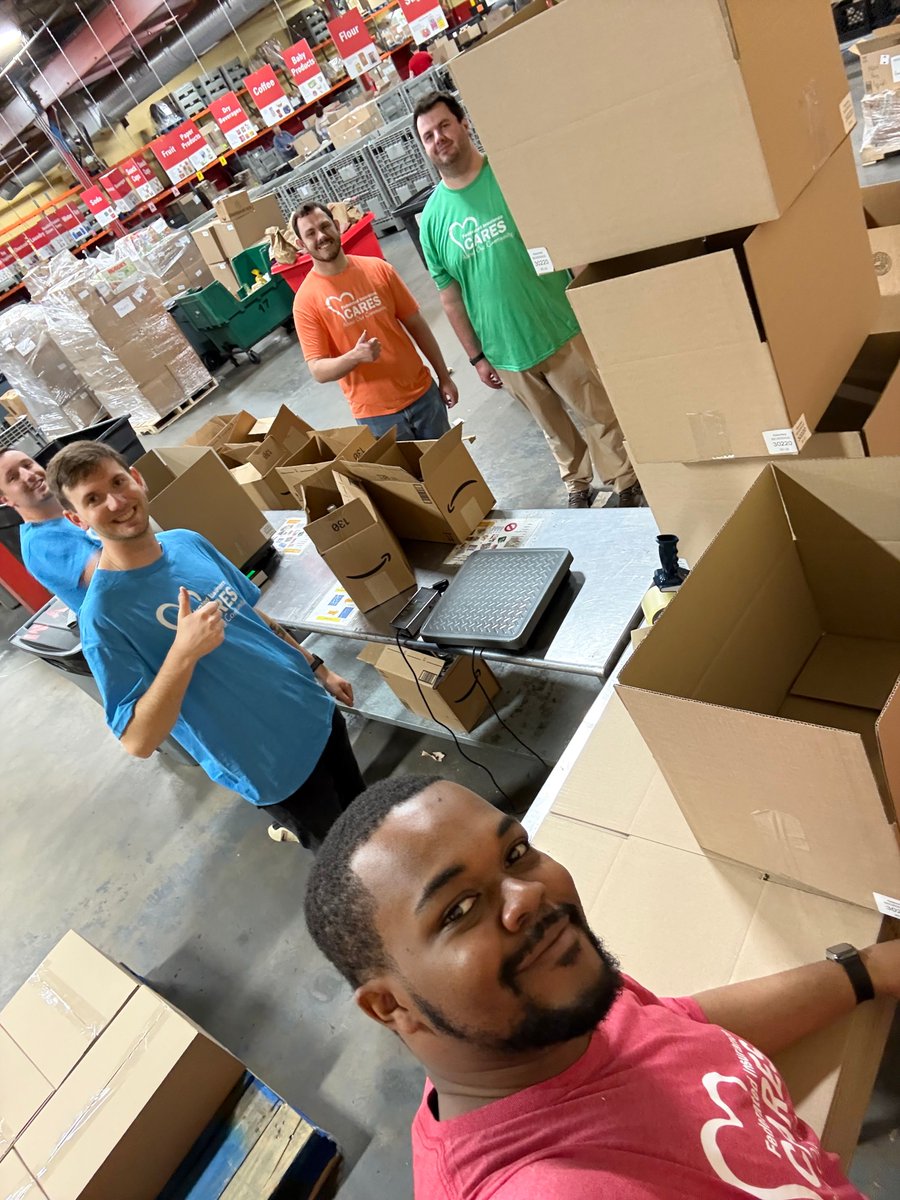 federatedins's tweet photo. Our employees volunteered at Harvesters food bank, sorting hundreds of nonperishable food items and assembling beverage kits. #FederatedCares

Want to join a team that cares? Explore current openings at our Overland Park, KS location: https://t.co/4qnAPI9wEb… https://t.co/SS8ModKEk2