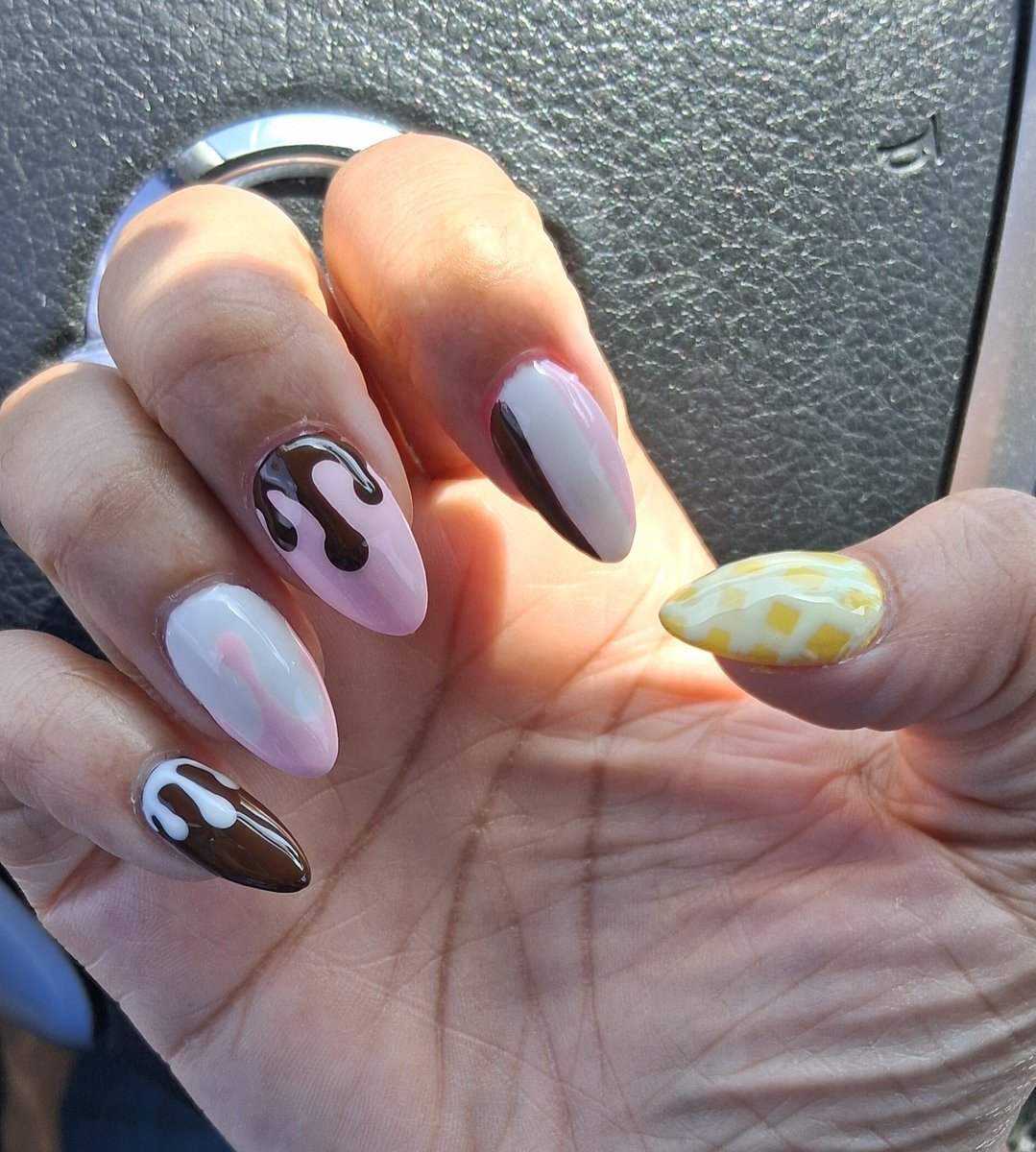 Neoparlequin's tweet photo. Vtuber vs Vtuber nails
Anybody else get nails inspired by their model? https://t.co/NapxCel8qG