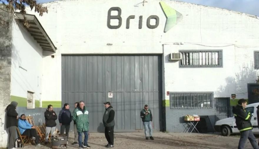 Lescano559's tweet photo. El problema no se limita a Haedo. Brio atraviesa una crisis que afecta a más de 300 trabajadores en unas 20 sucursales. Hubo protestas en Córdoba, Mendoza y Mar del Plata, donde incluso denunciaron un intento de vaciamiento https://t.co/loC2PkAvmG