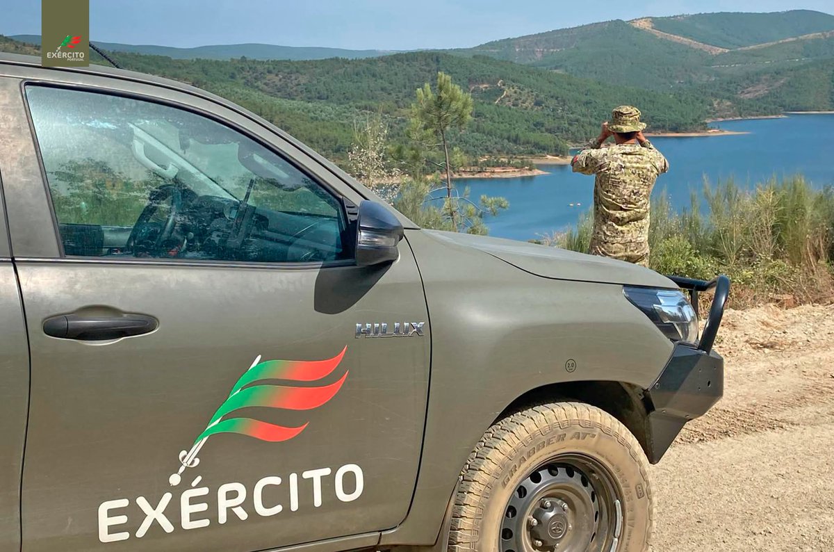 Exercito_pt's tweet photo. 🪖 𝐃𝐚 𝐄𝐧𝐠𝐞𝐧𝐡𝐚𝐫𝐢𝐚 à 𝐕𝐢𝐠𝐢𝐥â𝐧𝐜𝐢𝐚: 𝐨 𝐄𝐱é𝐫𝐜𝐢𝐭𝐨 𝐑𝐞𝐟𝐨𝐫ç𝐚 𝐚 𝐏𝐫𝐨𝐭𝐞çã𝐨 𝐝𝐚 𝐅𝐥𝐨𝐫𝐞𝐬𝐭𝐚 𝐞 𝐝𝐚𝐬 𝐏𝐨𝐩𝐮𝐥𝐚çõ𝐞𝐬

🔥 No âmbito do Dispositivo Especial de Combate a Incêndios Rurais, o Exército continua a apoiar o esforço nacional de prevenção e resposta operacional, em estreita articulação com as autoridades de proteção civil.

🚜 Até à data, os Destacamentos de Engenharia empenhados já 𝐝𝐞𝐬𝐨𝐛𝐬𝐭𝐫𝐮í𝐫𝐚𝐦 𝟔𝟕𝟔 𝐤𝐦 𝐝𝐞 𝐢𝐭𝐢𝐧𝐞𝐫á𝐫𝐢𝐨𝐬 𝐟𝐥𝐨𝐫𝐞𝐬𝐭𝐚𝐢𝐬, contribuindo para a melhoria das condições de acesso e de intervenção no terreno.

👀 Estão atualmente empenhadas 43 Patrulhas de Vigilância e Deteção, de diferentes Unidades do Exército, que já 𝐩𝐞𝐫𝐜𝐨𝐫𝐫𝐞𝐫𝐚𝐦 𝐜𝐞𝐫𝐜𝐚 𝐝𝐞 𝟓𝟑𝟎𝟎𝟎 𝐊𝐦 em ações de vigilância, dissuasão e deteção precoce de incêndios.

🛡️ O Exército está presente em 𝟐𝟗 𝐦𝐮𝐧𝐢𝐜í𝐩𝐢𝐨𝐬 𝐝𝐞 𝟏𝟒 𝐝𝐢𝐬𝐭𝐫𝐢𝐭𝐨𝐬 𝐝𝐨 𝐂𝐨𝐧𝐭𝐢𝐧𝐞𝐧𝐭𝐞 𝐞 𝐞𝐦 𝟏 𝐦𝐮𝐧𝐢𝐜í𝐩𝐢𝐨 𝐝𝐚 𝐑𝐞𝐠𝐢ã𝐨 𝐀𝐮𝐭ó𝐧𝐨𝐦𝐚 𝐝𝐚 𝐌𝐚𝐝𝐞𝐢𝐫𝐚, mantendo ainda em prontidão capacidades diferenciadas no âmbito do Apoio Militar de Emergência.

Desde sempre a honrar Portugal!
#ExércitoPortuguês #ApoioMilitarEmergência #Potencial_Humano #Cooperação_Nacional #Prontidão
