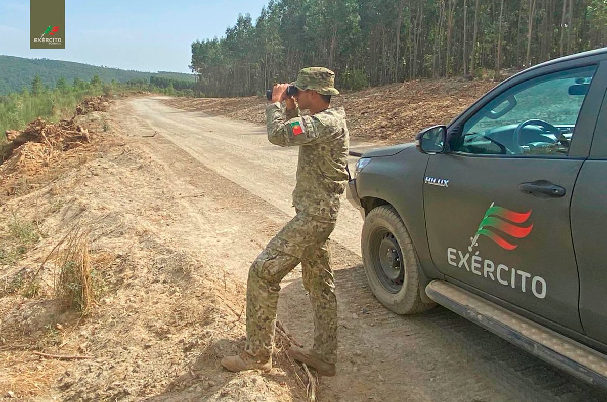 Exercito_pt's tweet photo. 🪖 𝐃𝐚 𝐄𝐧𝐠𝐞𝐧𝐡𝐚𝐫𝐢𝐚 à 𝐕𝐢𝐠𝐢𝐥â𝐧𝐜𝐢𝐚: 𝐨 𝐄𝐱é𝐫𝐜𝐢𝐭𝐨 𝐑𝐞𝐟𝐨𝐫ç𝐚 𝐚 𝐏𝐫𝐨𝐭𝐞çã𝐨 𝐝𝐚 𝐅𝐥𝐨𝐫𝐞𝐬𝐭𝐚 𝐞 𝐝𝐚𝐬 𝐏𝐨𝐩𝐮𝐥𝐚çõ𝐞𝐬

🔥 No âmbito do Dispositivo Especial de Combate a Incêndios Rurais, o Exército continua a apoiar o esforço nacional de prevenção e resposta operacional, em estreita articulação com as autoridades de proteção civil.

🚜 Até à data, os Destacamentos de Engenharia empenhados já 𝐝𝐞𝐬𝐨𝐛𝐬𝐭𝐫𝐮í𝐫𝐚𝐦 𝟔𝟕𝟔 𝐤𝐦 𝐝𝐞 𝐢𝐭𝐢𝐧𝐞𝐫á𝐫𝐢𝐨𝐬 𝐟𝐥𝐨𝐫𝐞𝐬𝐭𝐚𝐢𝐬, contribuindo para a melhoria das condições de acesso e de intervenção no terreno.

👀 Estão atualmente empenhadas 43 Patrulhas de Vigilância e Deteção, de diferentes Unidades do Exército, que já 𝐩𝐞𝐫𝐜𝐨𝐫𝐫𝐞𝐫𝐚𝐦 𝐜𝐞𝐫𝐜𝐚 𝐝𝐞 𝟓𝟑𝟎𝟎𝟎 𝐊𝐦 em ações de vigilância, dissuasão e deteção precoce de incêndios.

🛡️ O Exército está presente em 𝟐𝟗 𝐦𝐮𝐧𝐢𝐜í𝐩𝐢𝐨𝐬 𝐝𝐞 𝟏𝟒 𝐝𝐢𝐬𝐭𝐫𝐢𝐭𝐨𝐬 𝐝𝐨 𝐂𝐨𝐧𝐭𝐢𝐧𝐞𝐧𝐭𝐞 𝐞 𝐞𝐦 𝟏 𝐦𝐮𝐧𝐢𝐜í𝐩𝐢𝐨 𝐝𝐚 𝐑𝐞𝐠𝐢ã𝐨 𝐀𝐮𝐭ó𝐧𝐨𝐦𝐚 𝐝𝐚 𝐌𝐚𝐝𝐞𝐢𝐫𝐚, mantendo ainda em prontidão capacidades diferenciadas no âmbito do Apoio Militar de Emergência.

Desde sempre a honrar Portugal!
#ExércitoPortuguês #ApoioMilitarEmergência #Potencial_Humano #Cooperação_Nacional #Prontidão