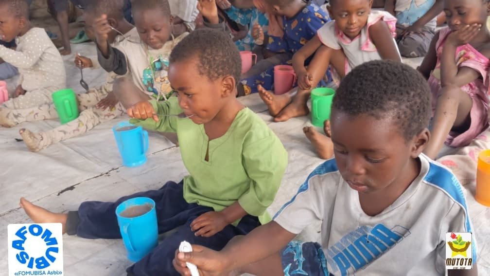fomubisa's tweet photo. JOUR 3 – Bouillie ultranutritive au Centre Mabadiliko

Ce vendredi 03 juillet 2026, FOMUBISA ASBL, en partenariat avec MUTOTA ONG, a poursuivi son engagement auprès des 44 orphelins (21 garçons et 23 filles) du Centre Mabadiliko.  

Les enfants ont reçu une bouillie ultranutritive, préparée avec soin pour renforcer leur santé et leur croissance.  
Cette action s’inscrit dans la continuité du projet « Un avenir lumineux pour les orphelins de Goma – Phase 2 », qui vise à offrir aux enfants vulnérables un environnement plus sain et porteur d’espoir.  

Grâce au soutien de nos partenaires et bienfaiteurs, nous continuons à bâtir des vies meilleures et à promouvoir la solidarité communautaire.  

Rejoignez nous :
https://t.co/OgPTRDeztC
fomubisaasbl@gmail.com

FOMUBISA #CentreMabadiliko #UnAvenirLumineux #Solidarité #Nutrition #Orphelins #NordKivu