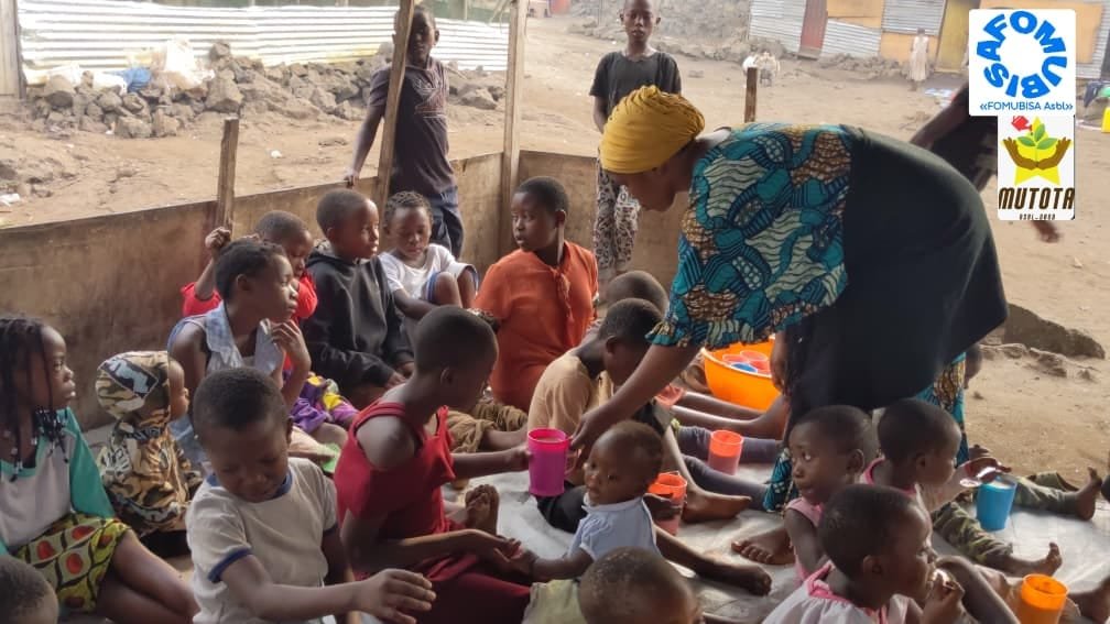fomubisa's tweet photo. JOUR 3 – Bouillie ultranutritive au Centre Mabadiliko

Ce vendredi 03 juillet 2026, FOMUBISA ASBL, en partenariat avec MUTOTA ONG, a poursuivi son engagement auprès des 44 orphelins (21 garçons et 23 filles) du Centre Mabadiliko.  

Les enfants ont reçu une bouillie ultranutritive, préparée avec soin pour renforcer leur santé et leur croissance.  
Cette action s’inscrit dans la continuité du projet « Un avenir lumineux pour les orphelins de Goma – Phase 2 », qui vise à offrir aux enfants vulnérables un environnement plus sain et porteur d’espoir.  

Grâce au soutien de nos partenaires et bienfaiteurs, nous continuons à bâtir des vies meilleures et à promouvoir la solidarité communautaire.  

Rejoignez nous :
https://t.co/OgPTRDeztC
fomubisaasbl@gmail.com

FOMUBISA #CentreMabadiliko #UnAvenirLumineux #Solidarité #Nutrition #Orphelins #NordKivu