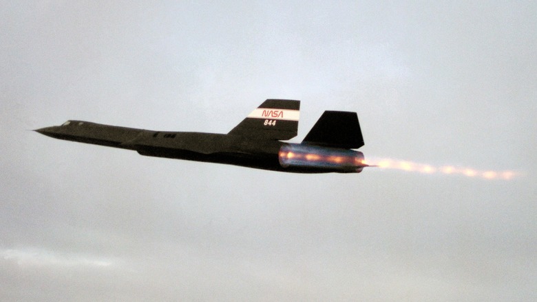 TalkingBull's tweet photo. A '60S-ERA SR-71 FLEW SO FAST IT BROKE THE RADAR SCREEN OF A JET TRYING TO TRACK IT

Read More: https://t.co/ZaRFO0SGZ4 https://t.co/ppVy4TdALk