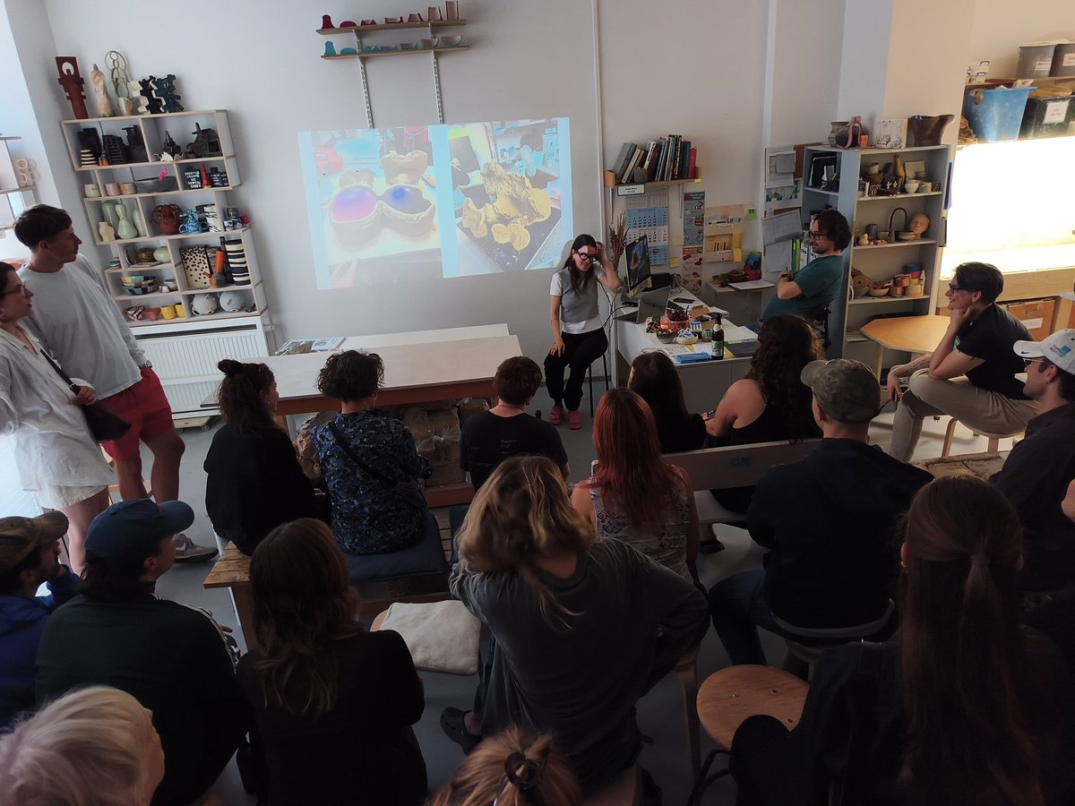 TARartRAT's tweet photo. First stop for 48 Hours Neukölln:
 
Lucie Belle Blanche David's
art talk 
at
ceramic kingdom berlin ⚱️

exhibition on view 24/7:)
#48stdNK #48HoursNeukölln 
location👇🏼 https://t.co/ovcq3y3kib