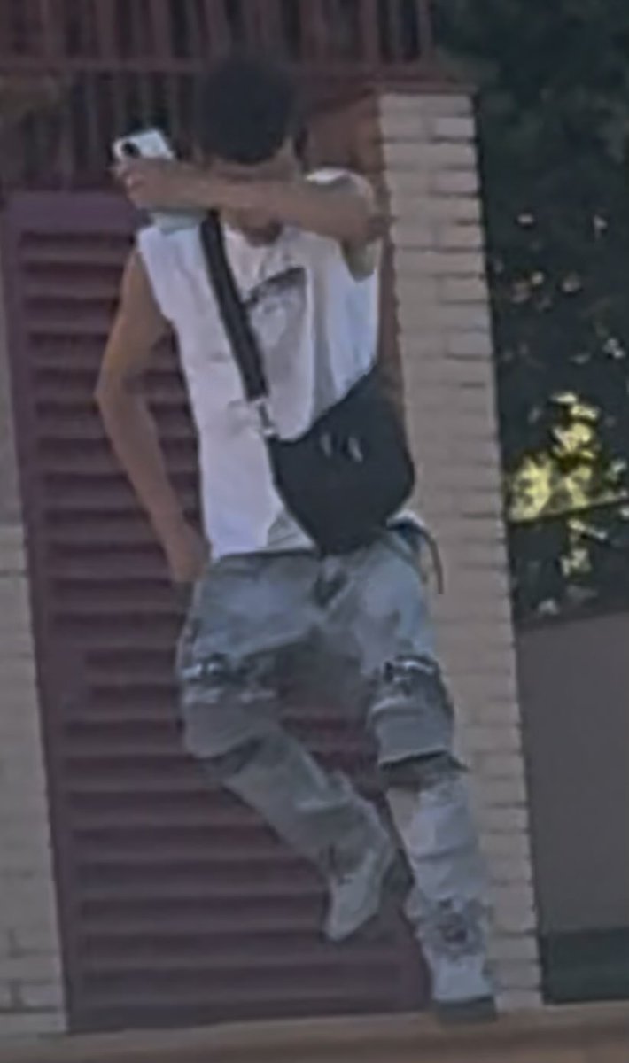 inversorBetico's tweet photo. Estoy en la comandancia de la guardia civil.

He presenciado en directo como este individuo ha robado a una señora mayor una cadena de oro tirándole al suelo y ha salido huyendo.

Gracias al video que he hecho le han detenido, lo he reconocido y estoy aquí para declarar. https://t.co/ssDcW4kWrm