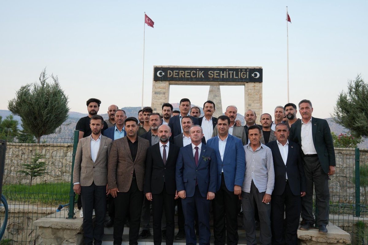 RdvnAkba's tweet photo. İl Başkanımız, İl teşkilatımız, Şemdinli Belediye Başkanımız, Çukurca Belediye Başkanımız, İlçe Başkanımız ve teşkilat mensuplarımızla birlikte; ülkemizin tek sivil şehitliğini ziyaret ederek aziz şehitlerimizin kabirleri başında dualarımızı ettik.

Bu toprakları vatan kılan, huzurumuz ve geleceğimiz için canlarını feda eden tüm şehitlerimizi rahmet ve minnetle anıyoruz. 

Ruhları şad, mekanları cennet olsun.

📍Derecik Şehitliği 🇹🇷

@RTErdogan @Hayati_Yazici @efkanala @mustafaelitas @HuseyinYayman @abuyukgumus @MustafaAlkayis @byildiz63 @AKGMTeskilat @Akparti @KayaZeydin @sakar_fahri @nazmidemirtr