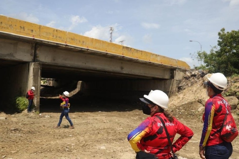 avnve's tweet photo. #Gobierno || Ministerio de Transporte inspecciona cauce del río San Julián en La Guaira como parte del monitoreo

➡️https://t.co/8Vv2g2u8U2 https://t.co/34Z6J5SI51