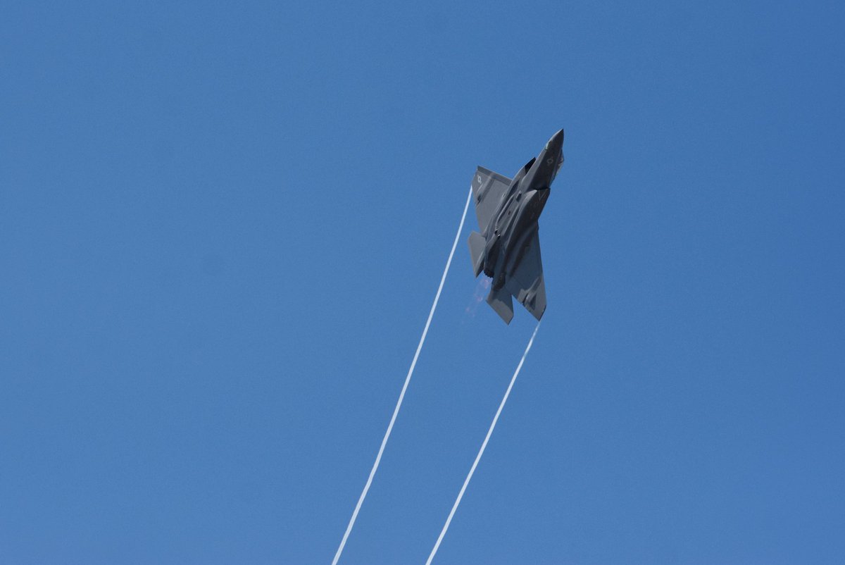 demarest_colin's tweet photo. Four frames from the Mall:

⚡️ F-35 (open bays, too)
🦖 F-22
🐝 F-18

Taken July 3. https://t.co/T6PRcsn0pD