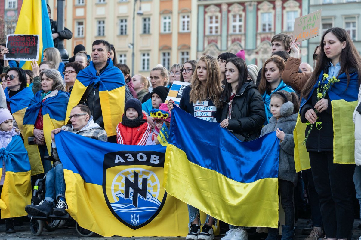 WolnaRadio's tweet photo. Powiem, że cieszy mnie ta zmiana w poglądach na temat Ukraińców bardzo wielu polityków, ale odczuwam też pewne rozgoryczenie. 
Najpierw ściągnęliście nam ich na głowy i żywiliście ich z naszych pieniędzy a teraz rozwiązujecie problemy, które sami stworzyliście?! https://t.co/ZOJjQaA6v2