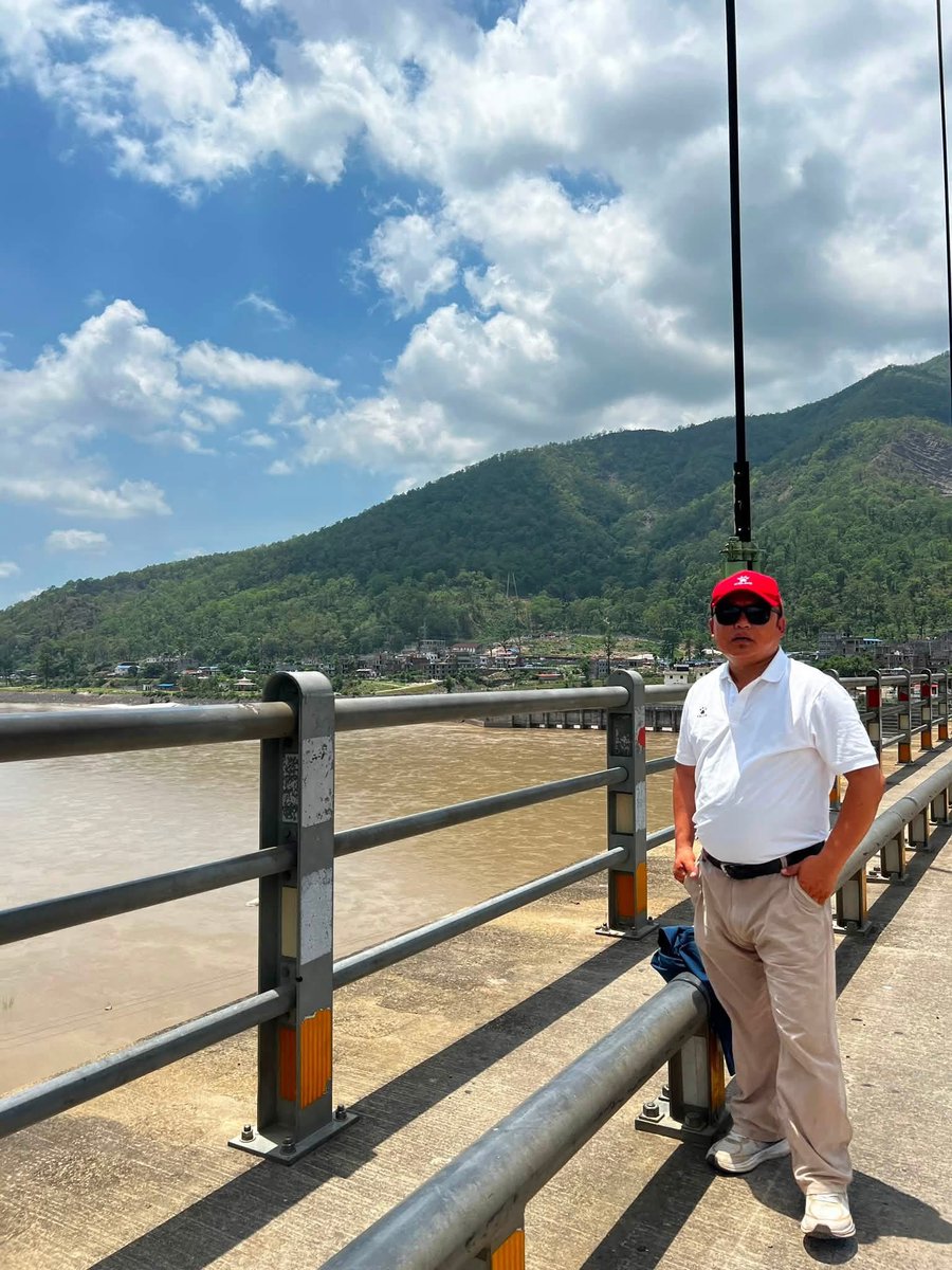 RAJUBIKRAMCHAM3's tweet photo. यात्रामा कर्णाली नदि र पुल !
- लुम्बिनी प्रदेशको बर्दिया र कर्णाली प्रदेशको कैलाली जिल्लाको सिमाना @ चिसापानी, कर्णाली नदी । नेपालको एकमात्र फरक संरचनामा निर्मित पुल । यात्राको पाँचौं  दिन ।
२०८३ असार १९ https://t.co/ONgyF9v3du