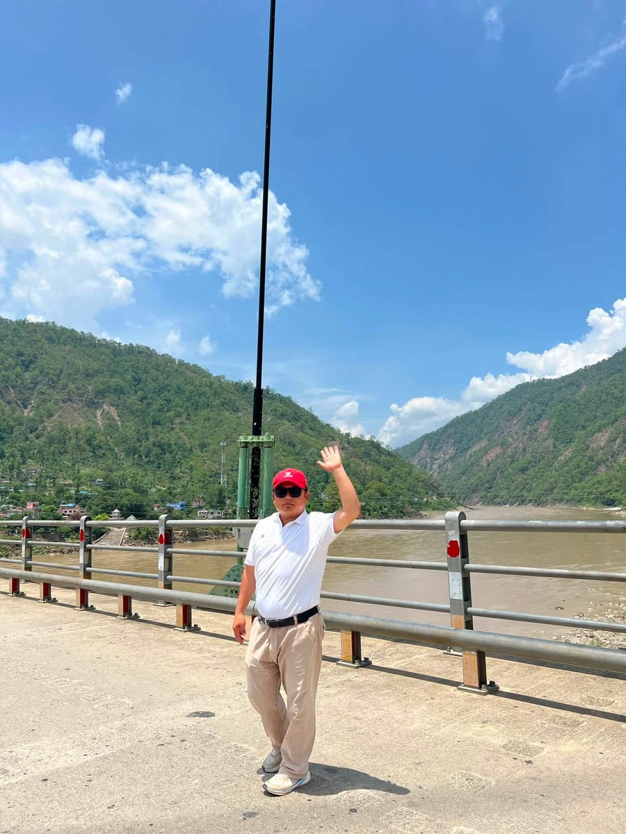 RAJUBIKRAMCHAM3's tweet photo. यात्रामा कर्णाली नदि र पुल !
- लुम्बिनी प्रदेशको बर्दिया र कर्णाली प्रदेशको कैलाली जिल्लाको सिमाना @ चिसापानी, कर्णाली नदी । नेपालको एकमात्र फरक संरचनामा निर्मित पुल । यात्राको पाँचौं  दिन ।
२०८३ असार १९ https://t.co/ONgyF9v3du