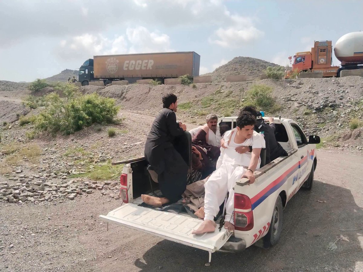 WakeUpHaroon's tweet photo. This is our health system. No ambulances so the injured are carried in pickups. Budgets are siphoned, while hospitals lack equipments. Doctors demanding security &amp; accountability faces judicial trials. Funds are diverted to silence critics instead of saving lives. https://t.co/HFremyP353