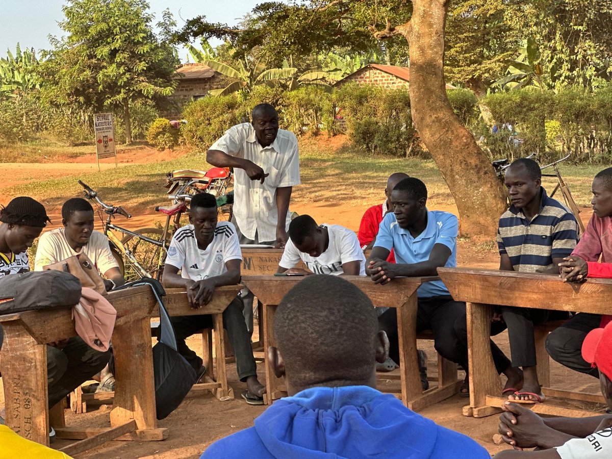 Somerouganda09's tweet photo. Every month, the #REALFathersProject brings young fathers and their mentors together for a group meeting discussion to reflect on their experiences from recent individual home visit sessions. This collaborative approach has helped them transform into #REALFathers https://t.co/ocYGfh6qdk