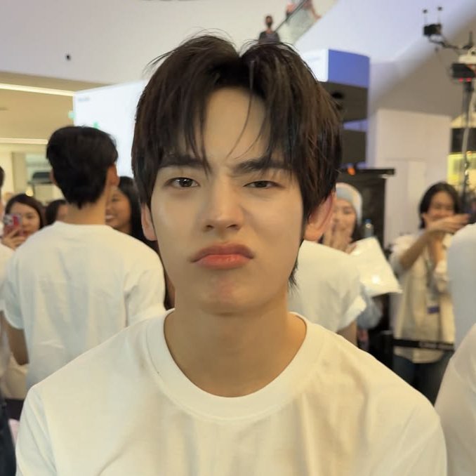 jaistify's tweet photo. icon vs user 🤟🏻 https://t.co/UmJngyeE43