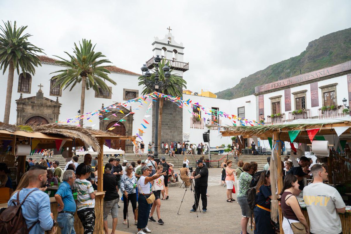 Efraincan's tweet photo. La XLIV Feria de Artesanía de Garachico vuelve a poner en valor lo mejor de nuestra identidad. Enhorabuena a Berto González y a todo su equipo por hacer posible un encuentro que ya es un referente. Un orgullo compartir la inauguración de la exposición “Indumentaria infantil 2.0: https://t.co/pM8CNIf37I