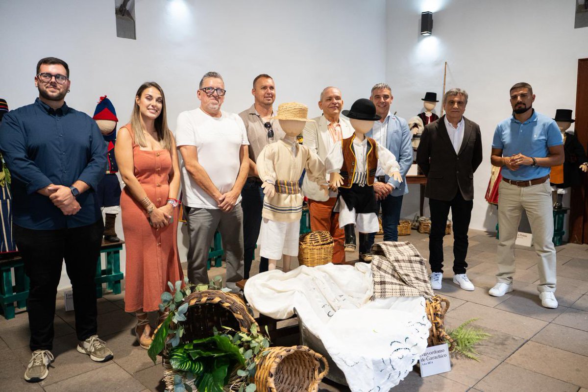 Efraincan's tweet photo. La XLIV Feria de Artesanía de Garachico vuelve a poner en valor lo mejor de nuestra identidad. Enhorabuena a Berto González y a todo su equipo por hacer posible un encuentro que ya es un referente. Un orgullo compartir la inauguración de la exposición “Indumentaria infantil 2.0: https://t.co/pM8CNIf37I