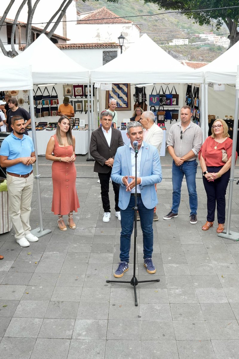 Efraincan's tweet photo. La XLIV Feria de Artesanía de Garachico vuelve a poner en valor lo mejor de nuestra identidad. Enhorabuena a Berto González y a todo su equipo por hacer posible un encuentro que ya es un referente. Un orgullo compartir la inauguración de la exposición “Indumentaria infantil 2.0: https://t.co/pM8CNIf37I
