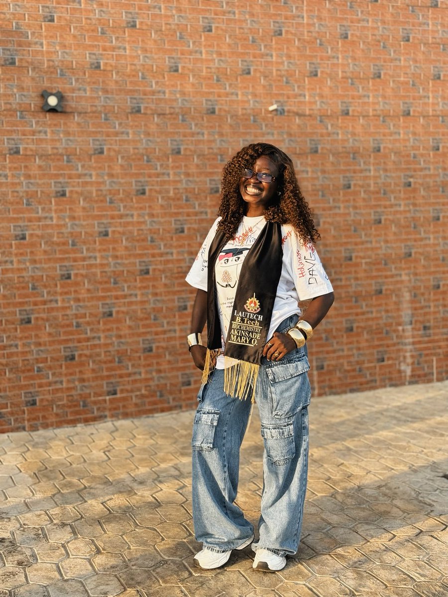 marianoreeledit's tweet photo. First female in my bloodline to finish from the university 💃💃💃💃🤭 https://t.co/35mltAsvqp