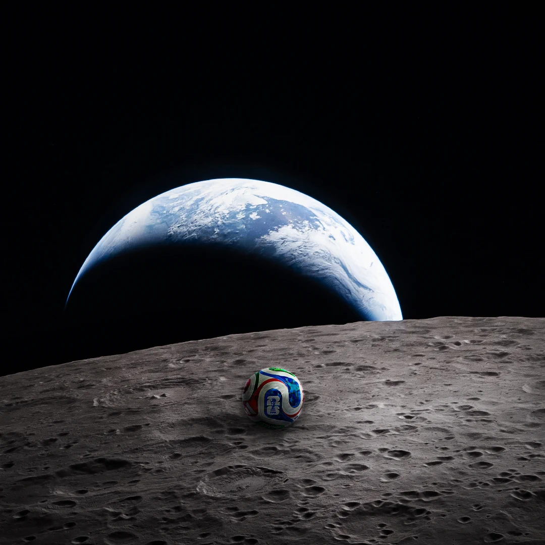 Ballon de soccer sur la surface de la Lune. 
