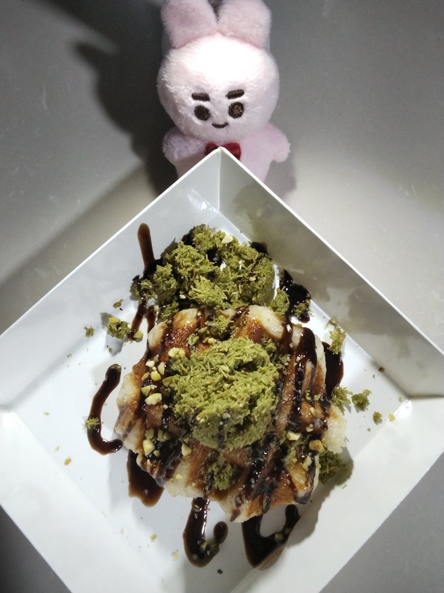 Phanning80's tweet photo. Finally found a place selling Dubai pistachio chocolate waffle (liege)

 #준면이와토백이
#밥먹었수호 https://t.co/AvXdkigCOI