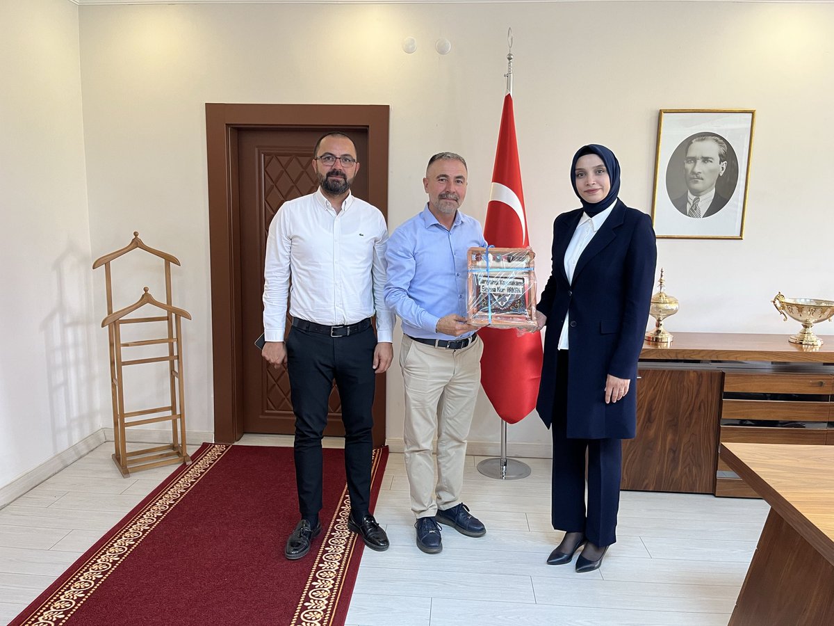 KaymakamlSar's tweet photo. OSB Müteşebbis Heyeti Başkan Vekili ve Aksaray Ticaret ve Sanayi Odası Yönetim Kurulu Üyesi Enver Şanlı ve Sarıyahşi OSB müdürü Gökhan Avşar, ilçemizde görevine başlayan Kaymakamımız Sayın Şeyma Nur Arıkan’ı makamında ziyaret ederek hayırlı olsun dileklerini iletti.
#sarıyahşi #aksaray