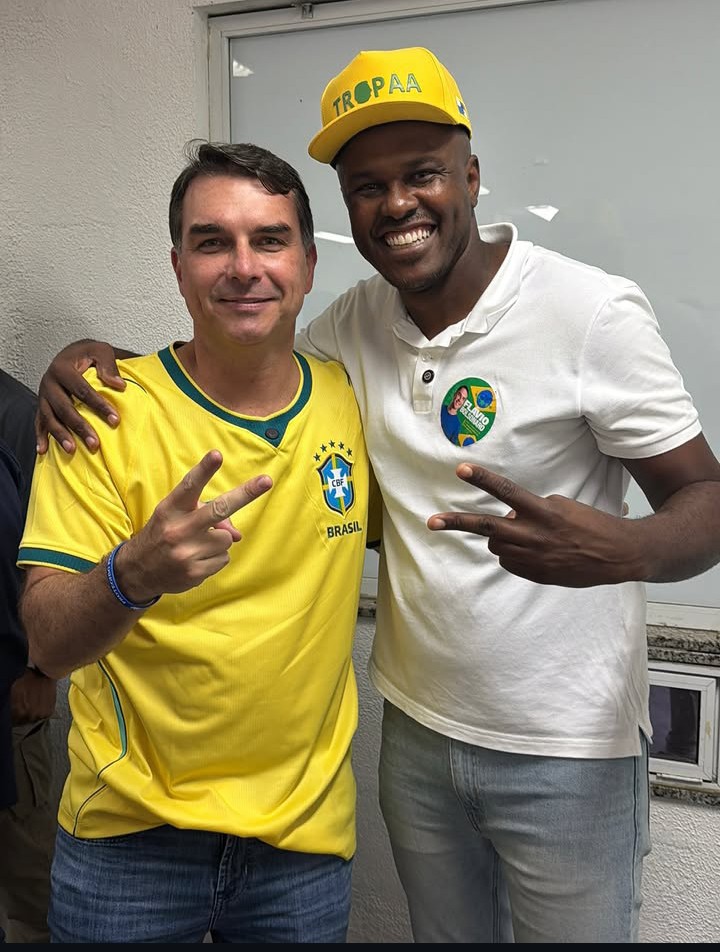 FelipeBolsonare's tweet photo. Trooopaa olha quem está aqui no Rio. Segue o líder da tropa! Brasil acima de Tudo e Deus acima de todos. 🇧🇷 https://t.co/QECqc8Rj4b