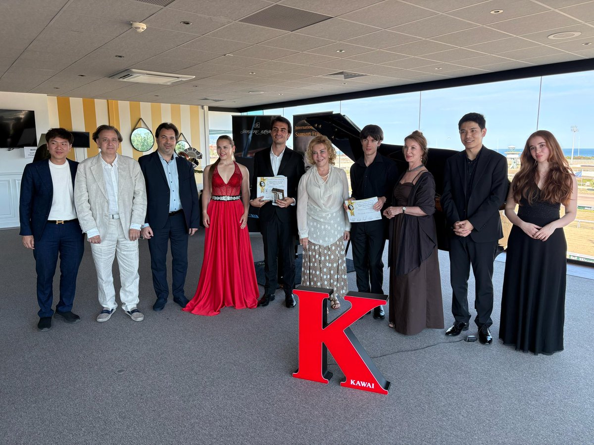 gulsinonay's tweet photo. Bravoooo Korkmaz Can Sağlam! 👏🇹🇷

Uluslararası Samson François Piyano Yarışması’nda birincilik ödülünü kazandı..👏👏👏❤️

Final performansı olağanüstüydü… Nefesimizi tutarak dinledik. Müziğin derinliği, olgunluğu, sahnedeki hakimiyeti ve sanatsal kişiliği hepimizi etkiledi..

Sevincimi tarif etmek gerçekten zor… Sanki Dünya Kupası’nı kazanmış gibiyiz! Bugün benim için adeta bir bayram, ülkemiz için de büyük bir gurur günü.

En iyi Fransız Eseri Ödülü Mathis Cathignol ve en iyi Chopin Ödülü’nü Yuna Nakagawa kazandılar..
Ayrıca konser ödülleri 5 finaliste verildi..

Korkmaz Can’ı yıllar önce Gümüşlük Müzik Festivali Akademisi’nde, kısa şortuyla derslerime gelen küçücük bir öğrenci olarak hatırlıyorum. Bugün uluslararası bir yarışmada böylesine olgun bir sanatçı olarak sahnede görmek, bir eğitimci için tarif edilmesi güç bir mutluluk.

Müziğimiz emin ellerde. Böylesine pırıl pırıl genç sanatçıların varlığı, ülkemizin sanat geleceğine olan inancımızı güçlendiriyor.

Bu güzel yarışmaya beni jüri üyesi olarak davet eden yarışmanın kurucusu ve sanat direktörü Nicolas Bringuier’e en içten teşekkürlerimi sunuyorum. Değerli jüri başkanımız Marc Laforêt ile kıymetli meslektaşlarım Muza Rubackytė ve Congyu Wang ile birlikte bu yüksek seviyedeki yarışmada görev yapmak benim için büyük bir onur ve mutluluktu.

Başta Korkmaz Can Sağlam olmak üzere ödül kazanan tüm genç piyanistleri yürekten kutluyor; onları yetiştiren ailelerini, öğretmenlerini ve yarışmanın gerçekleşmesinde emeği geçen herkesi gönülden tebrik ediyorum.

Bugün ülkemiz adına gerçekten gurur dolu bir gün… 🇹🇷🎹