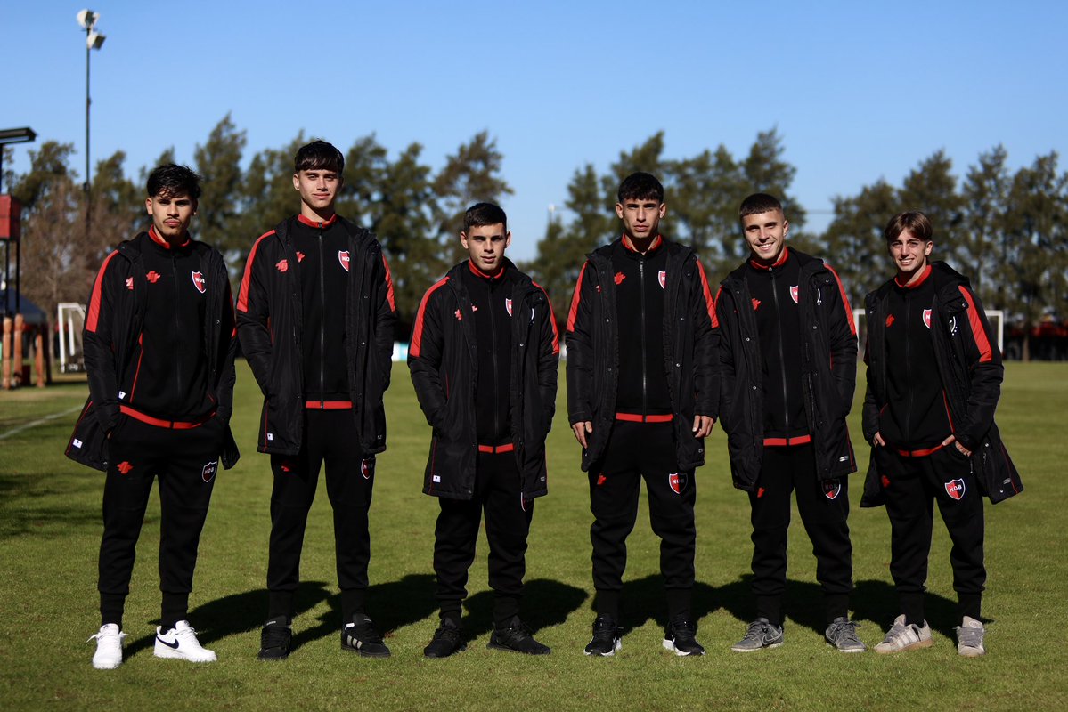 Newells's tweet photo. Seis juveniles se suman a la pretemporada 

El plantel profesional continuará su puesta a punto en Buenos Aires y Facundo Basualdo, Valentín Rosso, Thomas Ríos, Néstor Boretto, Tomás Viola y Blas Benedetto, jugadores de @NewellsJuvenil, formarán parte de la delegación.

Más info 📝 https://t.co/m2rXUDSUNd