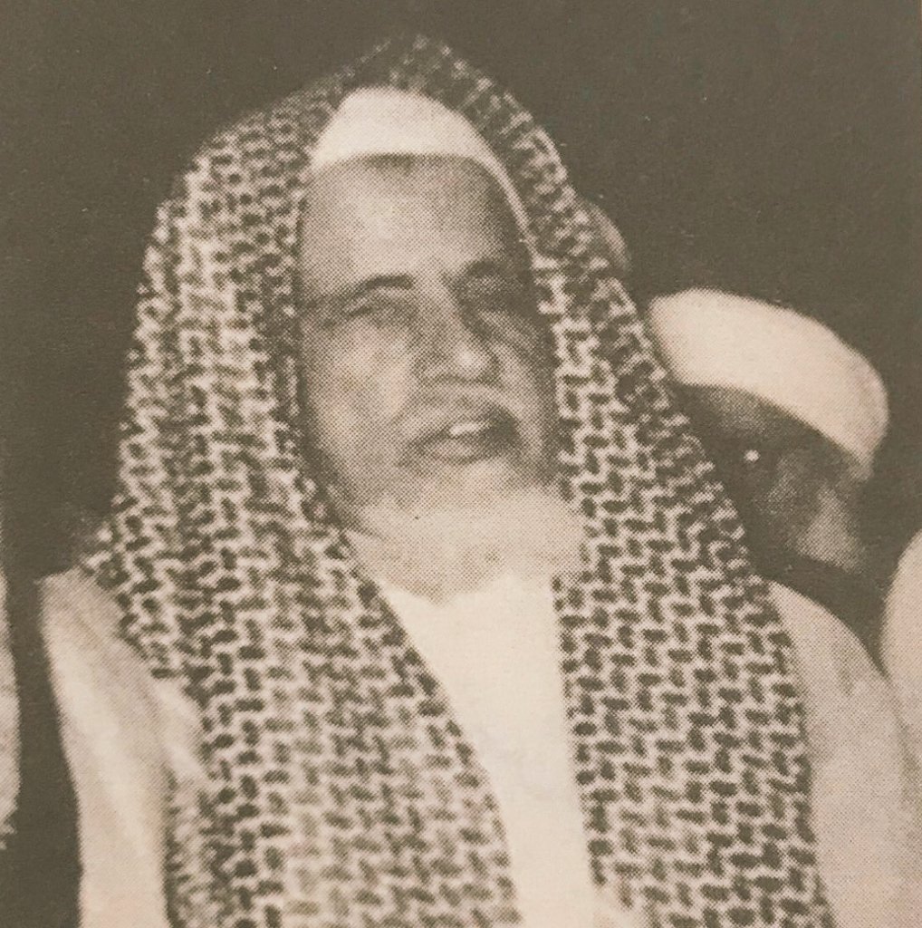 ALfalehaaa's tweet photo. بلغَ الشيخَ العلامة محمد بن إبراهيم آل الشيخ المفتي الأسبق - رحمه الله - أنّ الميرزا ابن الباقر في لبنان عازمٌ على طباعة مصحف يخالف فيه ترتيب سور القرآن وآياته؛ بزعم ترتيبه على حسب التبليغ الإلهي، فأرسل خطاباً إلى مفتي الجمهورية اللبنانية، يُذكّره بعِظَم الأمر وخطورته، وأنّه مخالف للإجماع العِلْمي القطعي، وحذّرَ الذي عزم على العمل مِن غِبّ عمله، وأنّه سيقف ضد خروجه بكلّ ما يستطيع، واستحثّ الشيخُ ابنُ إبراهيم سماحةَ مفتي لبنان أن يقفَ ضدّ العمل، وأن يستغلّ نفوذه بإيقاف المدعو عند حَدّه.
= تقريرات سماحة الشيخ ابن إبراهيم في علوم القرآن.