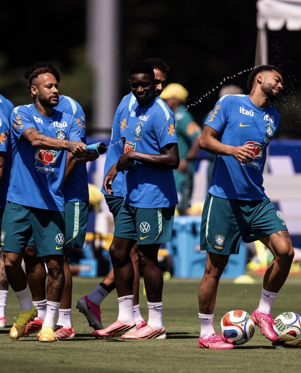 FrankEra_'s tweet photo. Neymar splashing Matheus Cunha with water during Brazil training today. 🤣❤️ https://t.co/jSMEg0JvxP