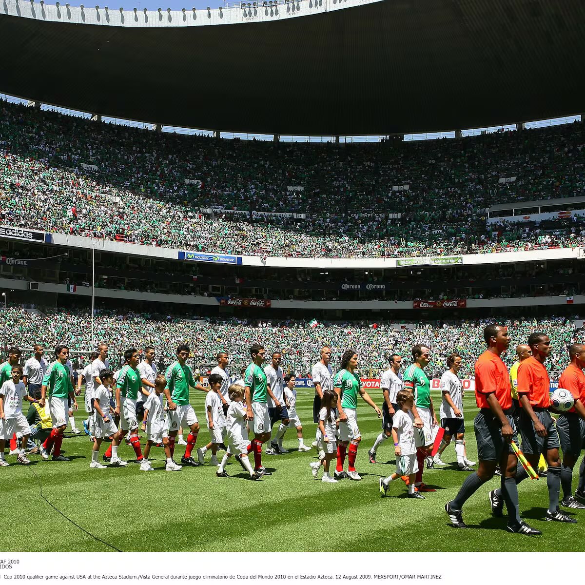 Luisfecalderonz's tweet photo. Confirmado el cambio de horario de los octavos de final vs Inglaterra, se mueve a las 12 del mediodía.

El sol a todo lo que da, la afición de verde; ilusionada y alentando a tope.

El Azteca se verá como en el 2009 contra otro país angloparlante.

¿Y si, sí? ¡ES AHORA! https://t.co/MR7VP4kgXv