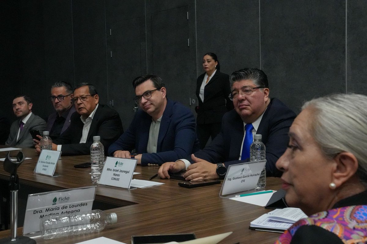 SENER_mx's tweet photo. Se llevó a cabo la Segunda Sesión Extraordinaria del Comité Técnico del @fidemx, con la participación del subsecretario de Planeación y Transición Energética, Jorge Marcial Islas Samperio y la directora general de la @CFEmx, @EmiliaCallejaA.

En la sesión se formalizó la conclusión de la gestión del Dr. Raúl Talán como director general del #FIDE, a quien se reconoció 👏🏼  y agradeció su liderazgo, compromiso y contribución al fortalecimiento de la eficiencia energética 💡 durante más de una década al frente de la institución.

Asimismo, se dio la bienvenida al Mtro. José Antonio Urteaga como nuevo director general, cuya amplia trayectoria y experiencia en el sector energético ⚡ contribuirán a dar continuidad al fortalecimiento de la política de #EficienciaEnergética y la #TransiciónEnergética 🌱 del país 🇲🇽.