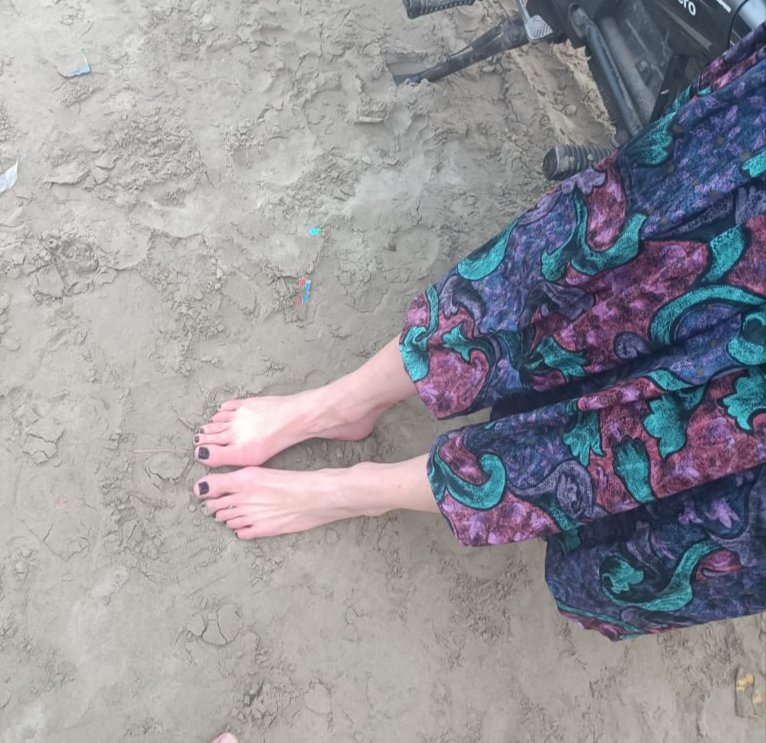 GoddessAyalaa's tweet photo. All the foot slaves come and lick my feet clean 😀 https://t.co/mTBvOIT6pY