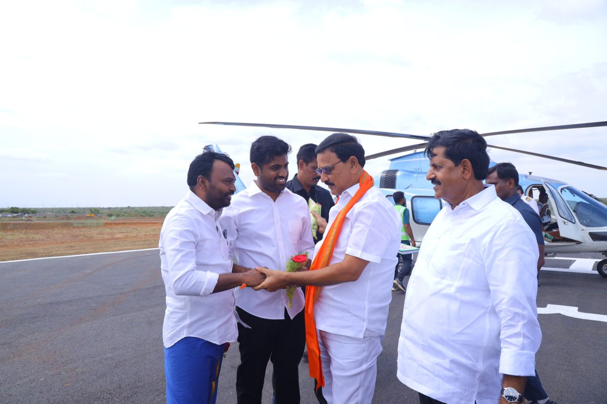 BJPSCMorcha4AP's tweet photo. కడప జిల్లా జమ్మలమడుగులో రూ.16,350 కోట్ల భారీ పెట్టుబడితో నిర్మించనున్న 'జేఎస్‌డబ్ల్యూ రాయలసీమ స్టీల్ లిమిటెడ్' నిర్మాణ పనుల ఘన ప్రారంభోత్సవానికి విచ్చేసిన కేంద్ర ఉక్కు సహాయ మంత్రి శ్రీ భూపతిరాజు శ్రీనివాస వర్మ గారికి హెలిపాడ్ వద్ద ఘన స్వాగతం పలకడం జరిగింది. https://t.co/N4pySMNkdZ