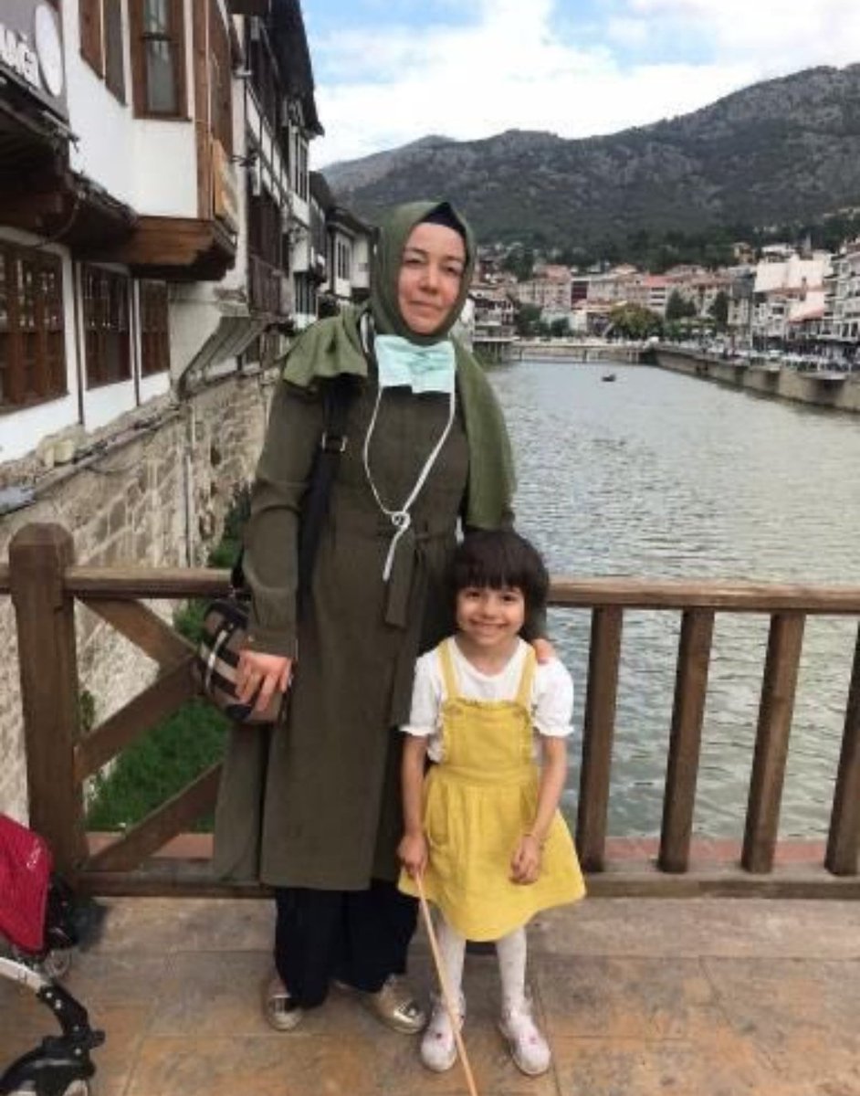 TutsakBebekler's tweet photo. “Annemi çok özledim” diyen Nilgün Reyyan henüz 6 yaşında. Babası cezaevindeyken dünyaya geldi. Uzun yıllar sonra babasına kavuştu, ancak bu kez 20 Mart 2022’de öğretmen annesi Ayten İçten Erdoğan tutuklandı. Nilgün Reyyan, bu kez de annesinden ayrı büyümek zorunda kaldı.
@umitozdag 
AskeriÖğrenciye Adalet