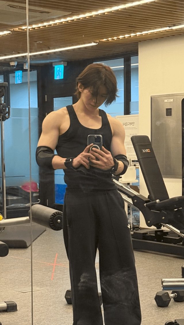 blue_joons's tweet photo. Almost sent this yeosang picture to my boss  anyway enjoy https://t.co/jaPhpbSDJa