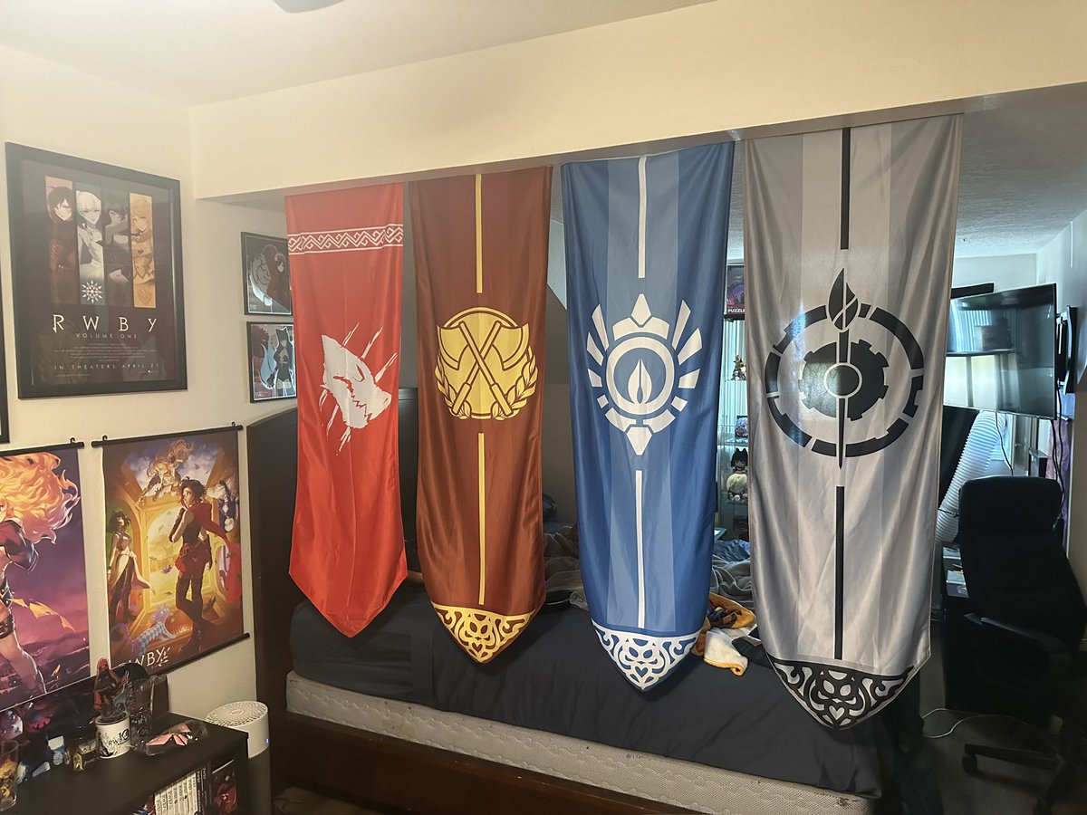 AmyJamiC's tweet photo. the room of a girl who’s turning 31 https://t.co/MxoGwxDGKD