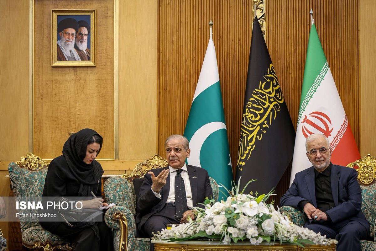 isna_farsi's tweet photo. ورود هیات‌های سیاسی و دیپلماتیک برای شرکت در مراسم وداع با رهبر شهید انقلاب
https://t.co/KlB360nZP7 https://t.co/wZk6AGSfNG
